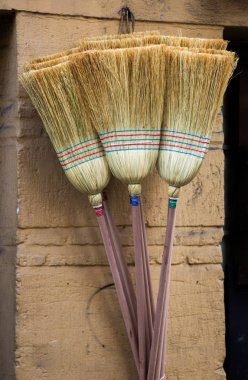 In Bazaarı sarı saman süpürge kümesi