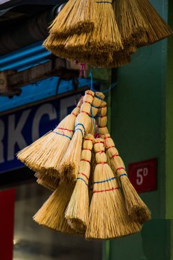 In Bazaarı sarı saman süpürge kümesi
