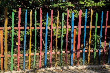 Dekoratif renkli ahşap çitin bir kısmını kapatın.