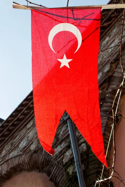 Turkse vlag opknoping in de straat — Stockfoto