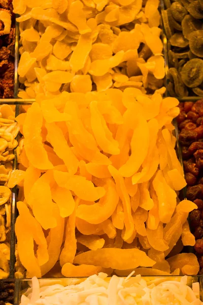 Venta de frutas secas en el mercado — Foto de Stock