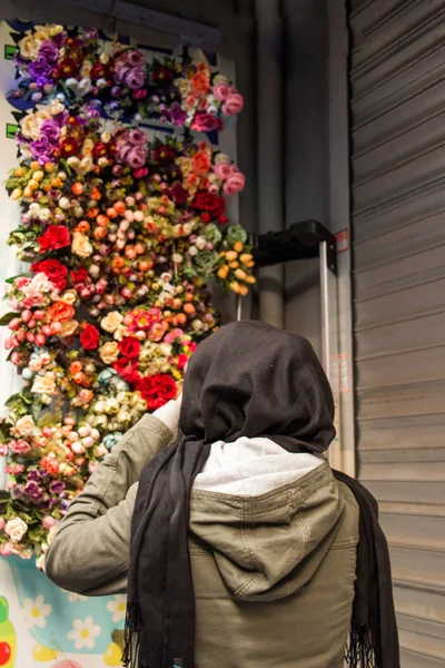 Falska blommor för dekorativa ändamål — Stockfoto