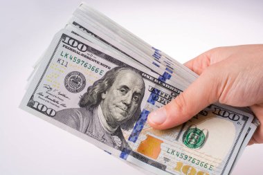 Amerikan Doları banknot beyaz arka plan üzerinde tutan eller