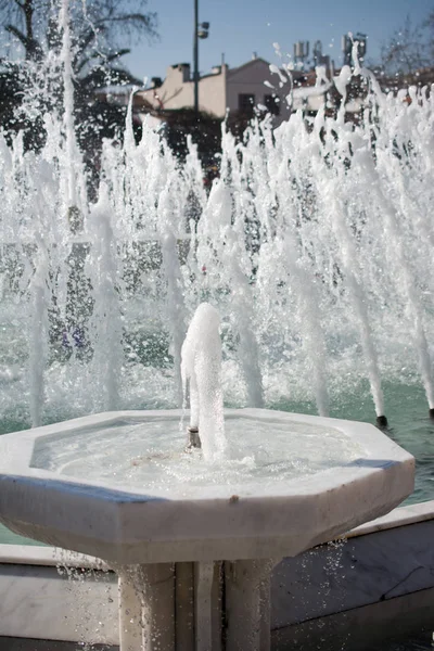 Las fuentes chorreando agua con gas en una caca —  Fotos de Stock