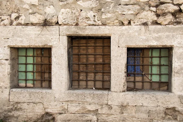 Alte Fensterarchitektur aus der osmanischen Zeit — Stockfoto