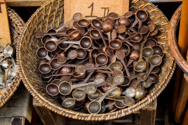 Metalden yapılmış çay kaşığı kümesi 