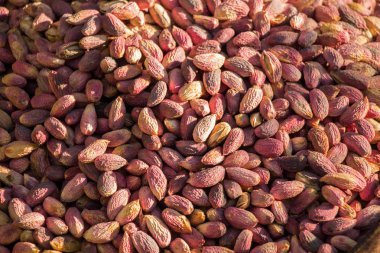 Fıstık kabukları yemeye hazır temizlenir