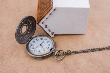 Küçük modeli ev ve bir cep saati 
