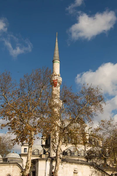 Minaret tureckie meczety w widoku — Zdjęcie stockowe