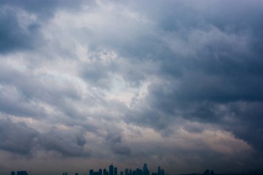 Karanlık ve gri bulutlar gökyüzünde bulundu