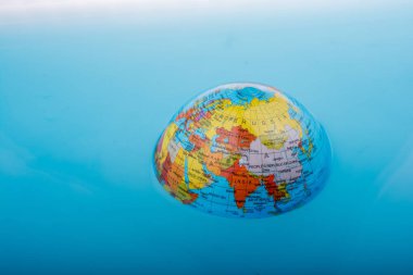 Suda yüzen küçük küre