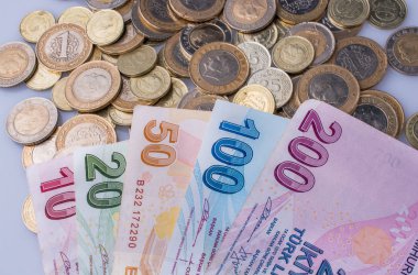 Türk Lirası sikke ve banknot beyaz arka plan üzerinde yan yana 