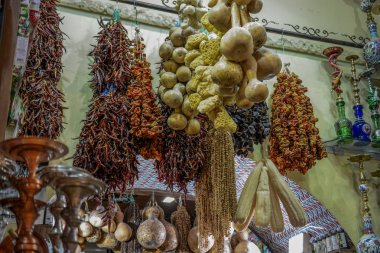 Güneşte kuru sebze demetleri