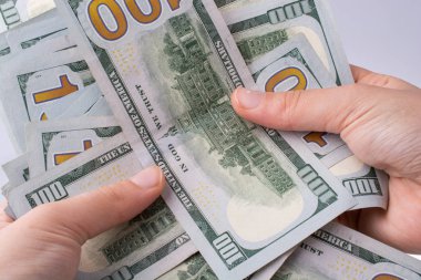 Amerikan Doları banknot beyaz arka plan üzerinde tutan eller