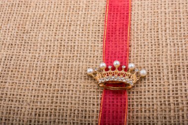 Model taç bir Grup Tual üzerine yerleştirilen