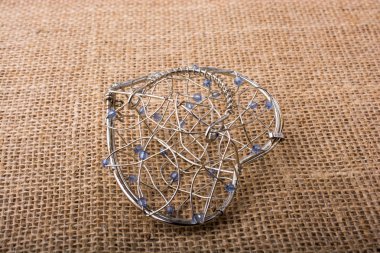 Keten tuval üzerine kafes kalp şeklinde