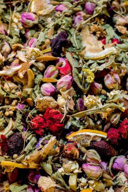 Piyasada satılan bitkisel çay olarak kuru bitkiler