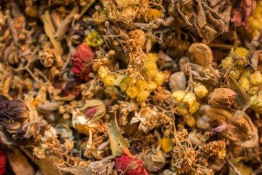 Piyasada satılan bitkisel çay olarak kuru bitkiler