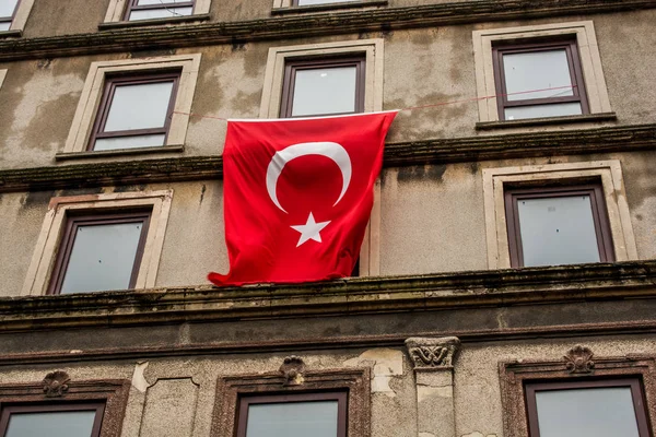 Турецкий национальный флаг висит на улице — стоковое фото