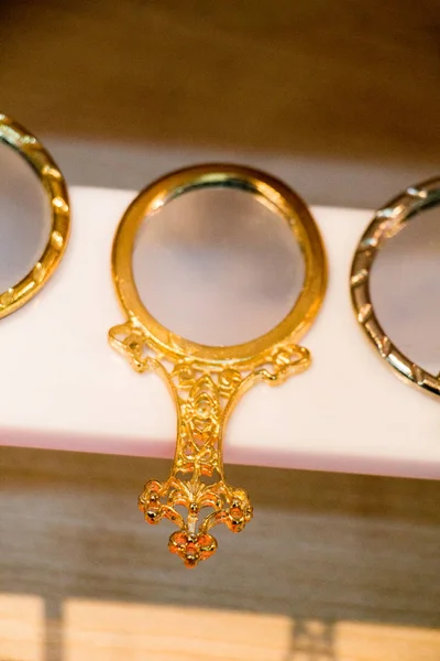 Piccolo specchio decorativo mano colore oro — Foto Stock
