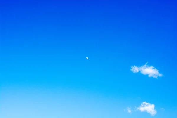 Чисте блакитне небо з білими декількома хмарами — стокове фото