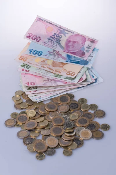 Turkiska Lira Mynt Och Sedlar Sida Vid Sida Vit Bakgrund — Stockfoto