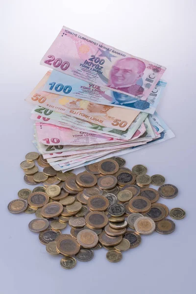 Turkse Lira Munten Bankbiljetten Naast Elkaar Witte Achtergrond — Stockfoto