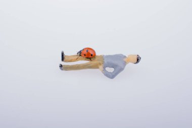 Heykelcik insan vücudunda yürüyüş güzel kırmızı uğur böceği