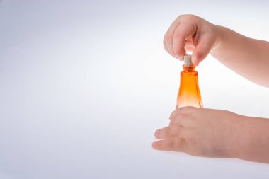 Beyaz arka planda şişe tutan kişi
