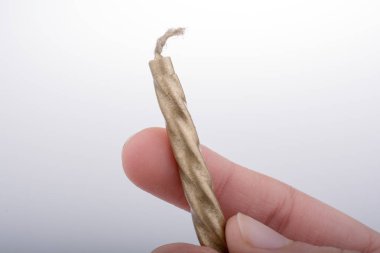 Beyaz bir arka plan üzerinde elinde mum sopa