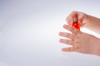 Beyaz arka planda şişe tutan kişi