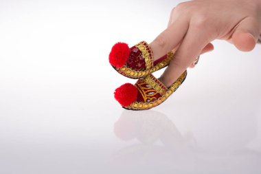 Geleneksel Türk el yapımı ayakkabı tutan el