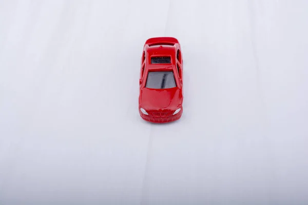 Kolorowy mały Samochodzik na szarym tle — Zdjęcie stockowe