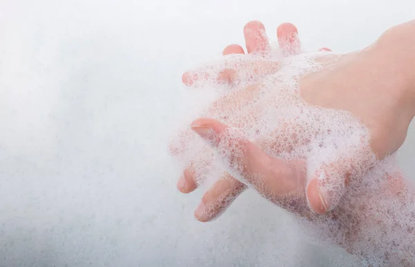 Crianças lavando as mãos em espuma — Fotografia de Stock