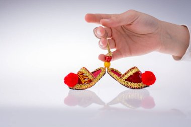 Geleneksel Türk el yapımı ayakkabı tutan el