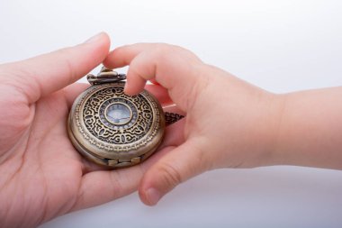 Retro tarzı cep saati beyaz arka plan üzerinde