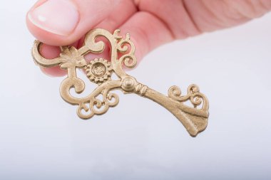 Bir retro tarzı altın renk anahtarı tutan çocuk el 