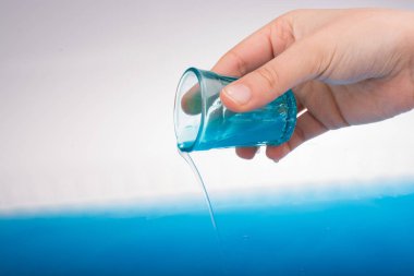 Su el cam dışında yağıyor