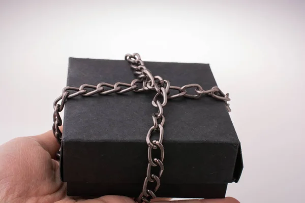 Caja de regalo negra sobre fondo marrón — Foto de Stock