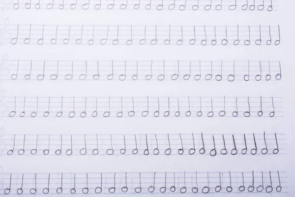 Notas musicais escritas à mão estão no papel — Fotografia de Stock