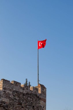 Türk ulusal bayrağı direğe asılı 