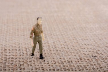 Adam heykelcik görünümünde üzerinde kahverengi bir backgorund