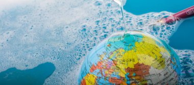 Dünya üstüne yerleştirilen boya fırçası