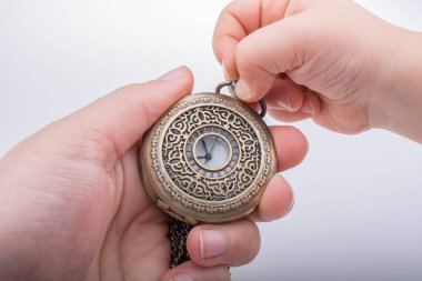 Retro tarzı cep saati beyaz arka plan üzerinde