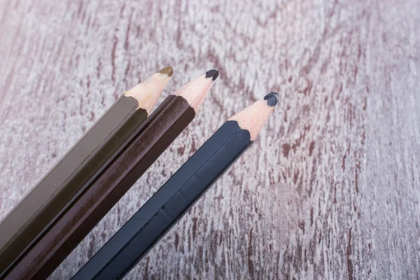 Кольорові олівці розміщені на сірому пекарні — стокове фото