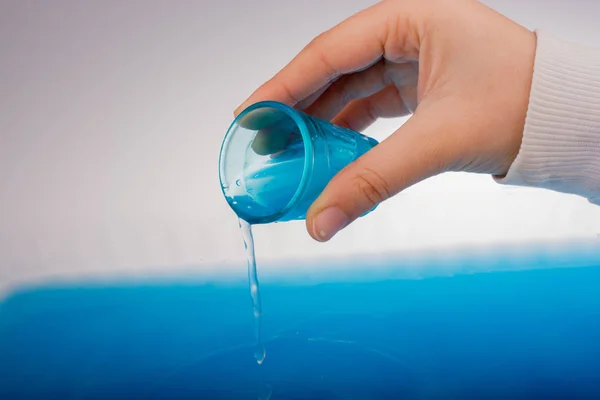 Agua derramada de vidrio en la mano —  Fotos de Stock