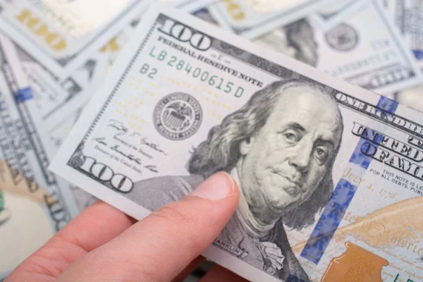Банкноты доллара США разбросанные вокруг — стоковое фото