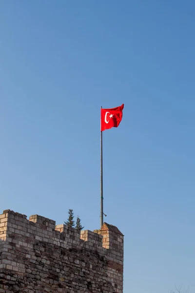 Türkische Nationalflagge hängt an einer Stange — Stockfoto