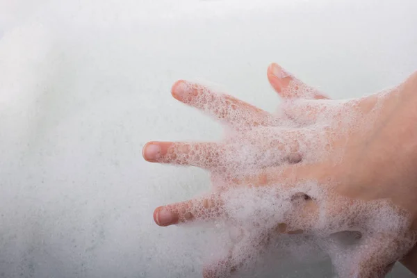 Crianças lavando as mãos em espuma — Fotografia de Stock