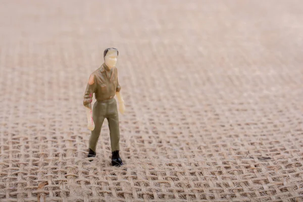 Adam heykelcik görünümünde üzerinde kahverengi bir backgorund